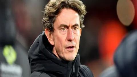 国足两连胜阿联酋，奥马尔主裁曾判国足点球并红牌驱逐李源一